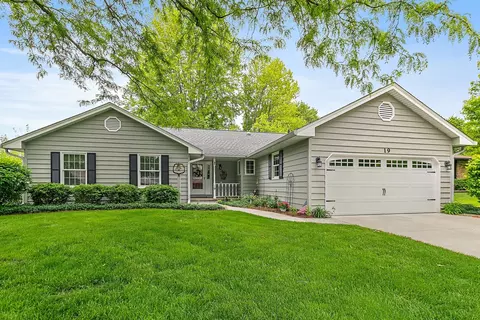 19 Greenridge Rd, Elgin, IL 60120 photo 2
