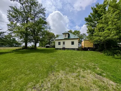 2397 N State Route 1, Watseka, IL 60970