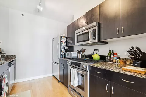 Kitchen - 8 E Randolph St #2407, Chicago, IL 60601 photo 1 of 2