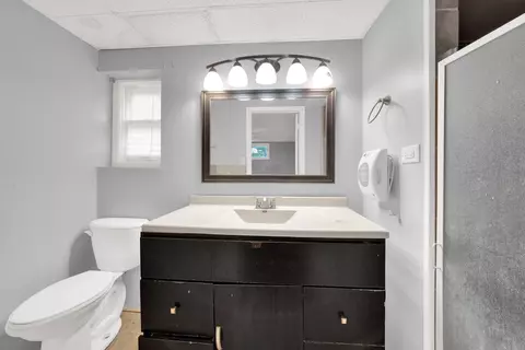 Bath - 15300 Parkside Dr, Markham, IL 60428 photo 2 of 2