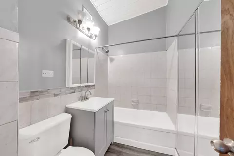 Bath - 15300 Parkside Dr, Markham, IL 60428 photo 1 of 2