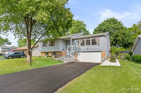 384 Glen Farm Ln, Lake Zurich, IL 60047