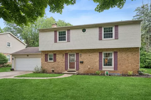 961 N Arrowhead Dr, Palatine, IL 60074