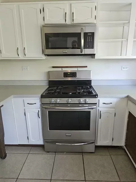 Kitchen - 3238 Gresham Ln E, Aurora, IL 60504 photo 2 of 2