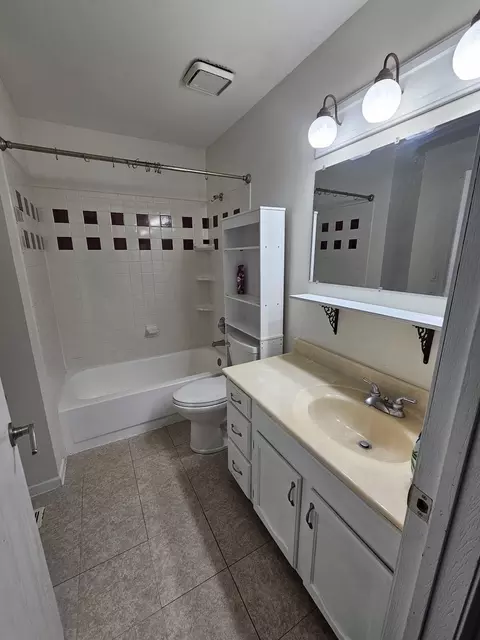 Bath - 3238 Gresham Ln E, Aurora, IL 60504 photo 1 of 2