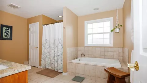 Bath - 302 Gambel Ct, Normal, IL 61761 photo 5 of 7