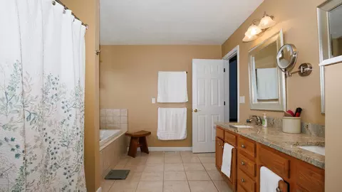 Bath - 302 Gambel Ct, Normal, IL 61761 photo 4 of 7