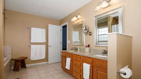 Bath - 302 Gambel Ct, Normal, IL 61761 photo 3 of 7