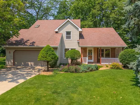 2321 Woodhavens Dr, Bloomington, IL 61701