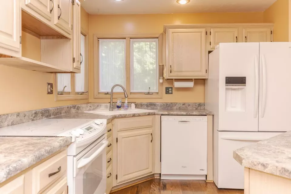  2321 Woodhavens Dr, Bloomington, IL 61701 photo 9