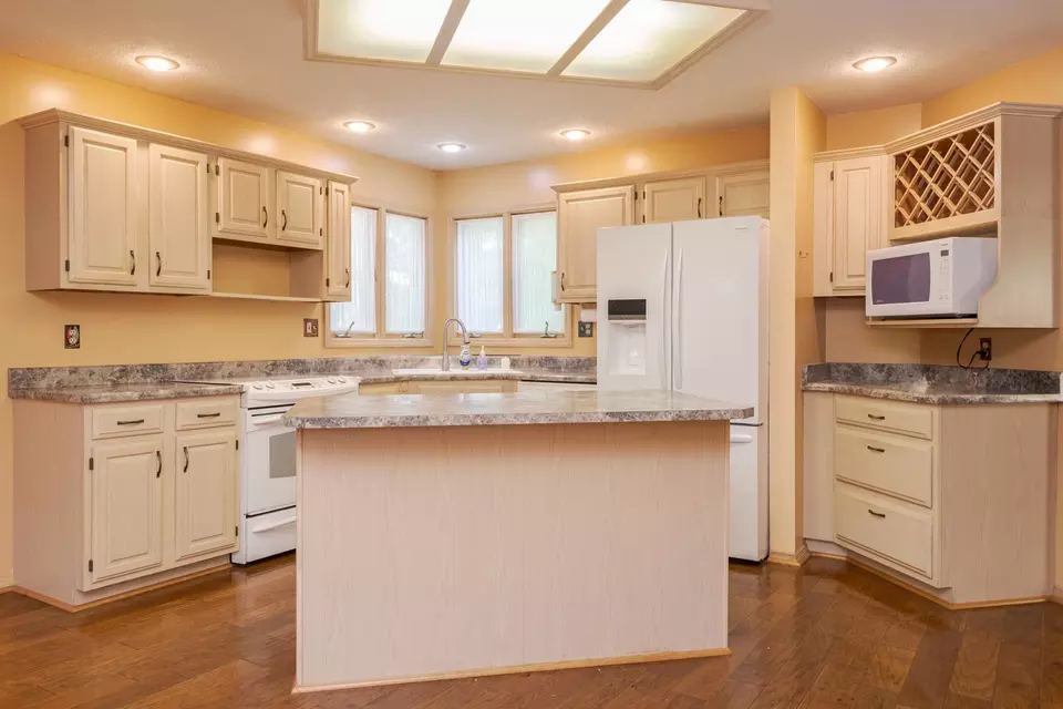  2321 Woodhavens Dr, Bloomington, IL 61701 photo 8