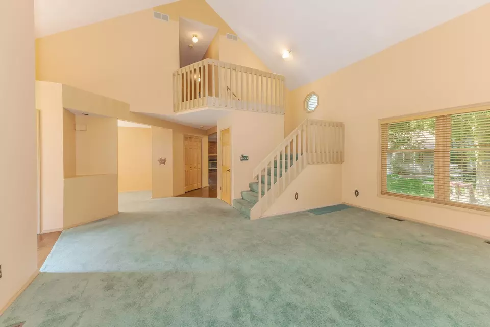  2321 Woodhavens Dr, Bloomington, IL 61701 photo 4