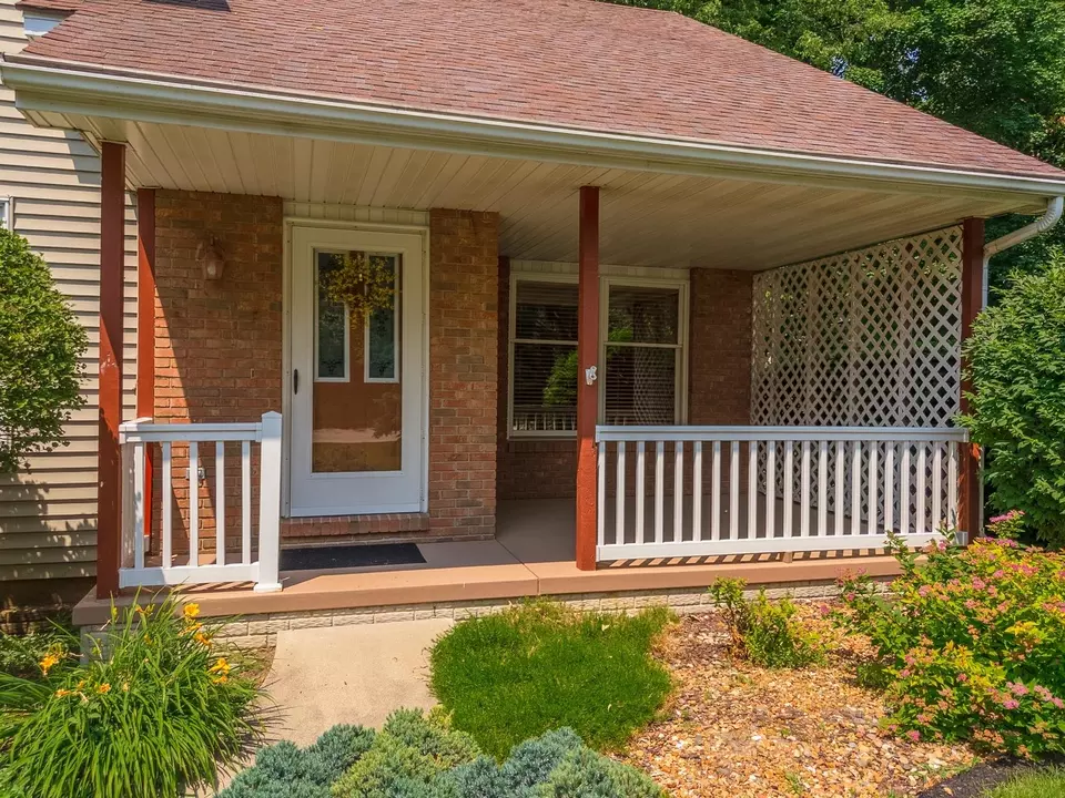  2321 Woodhavens Dr, Bloomington, IL 61701 photo 2