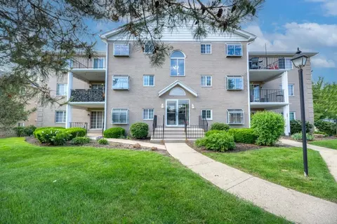 464 S President St #101, Carol Stream, IL 60188