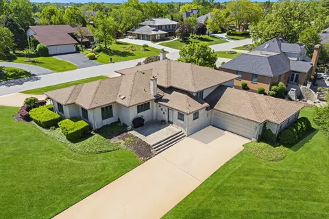 2 Hamilton Ln, Oak Brook, IL 60523