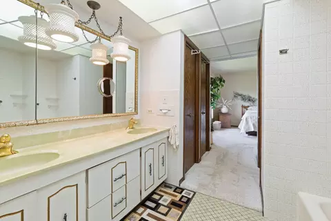 2 Hamilton Ln, Oak Brook, IL 60523 photo 15