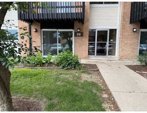 9 Kingery Quarter # B, Willowbrook, IL 60527