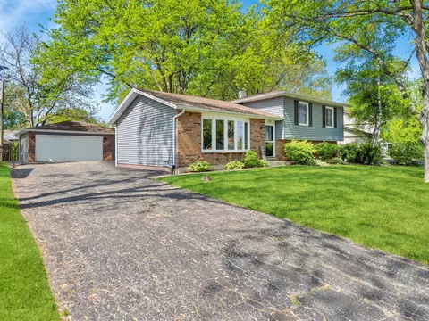 2109 Sprucewood Ln, Lindenhurst, IL 60046