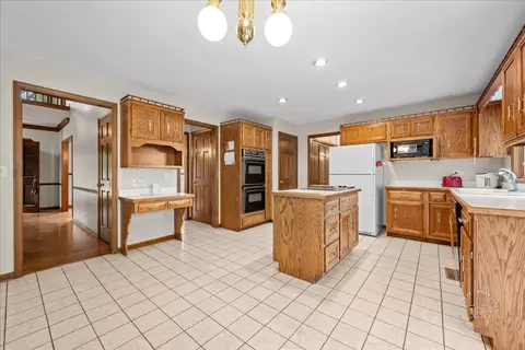 560 Braemar Ave, Naperville, IL 60563 photo 15