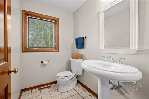 560 Braemar Ave, Naperville, IL 60563 photo 23