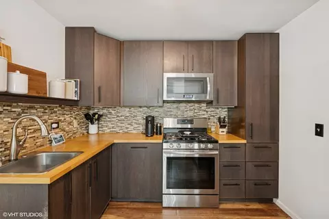 Kitchen - 109 College Xing, Rolling Meadows, IL 60008 photo 2 of 3