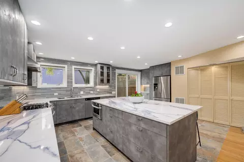 820 W Lill Ave, Chicago, IL 60614 photo 8