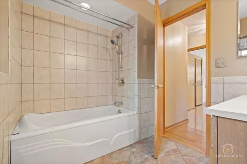9258 Clancy Dr, Des Plaines, IL 60016 photo 20
