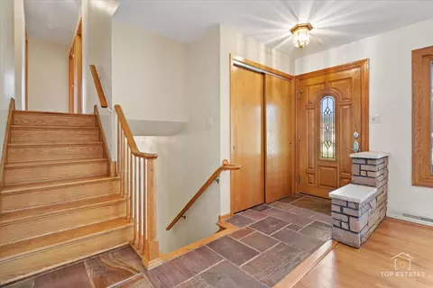 9258 Clancy Dr, Des Plaines, IL 60016 photo 3