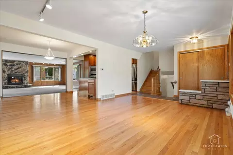 9258 Clancy Dr, Des Plaines, IL 60016 photo 5