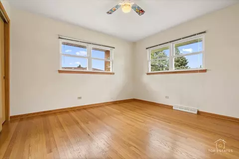 9258 Clancy Dr, Des Plaines, IL 60016 photo 17