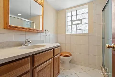 9258 Clancy Dr, Des Plaines, IL 60016 photo 22