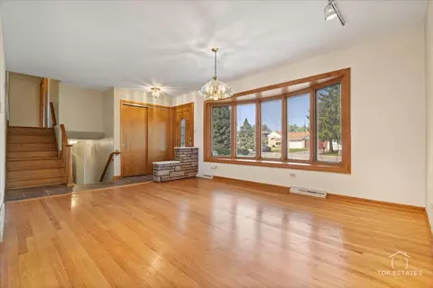 9258 Clancy Dr, Des Plaines, IL 60016 photo 6