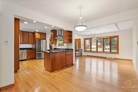9258 Clancy Dr, Des Plaines, IL 60016 photo 7