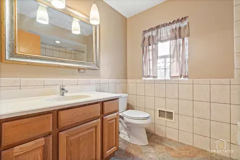 9258 Clancy Dr, Des Plaines, IL 60016 photo 19