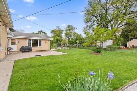9258 Clancy Dr, Des Plaines, IL 60016 photo 23