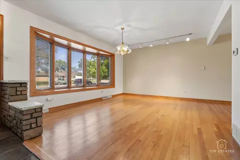 9258 Clancy Dr, Des Plaines, IL 60016 photo 4