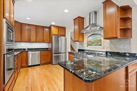 9258 Clancy Dr, Des Plaines, IL 60016 photo 8