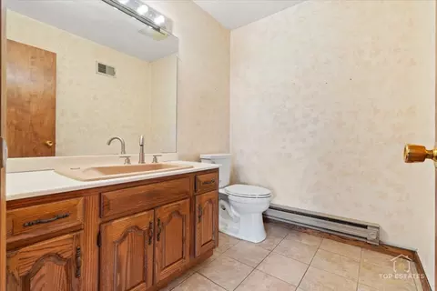 9258 Clancy Dr, Des Plaines, IL 60016 photo 15