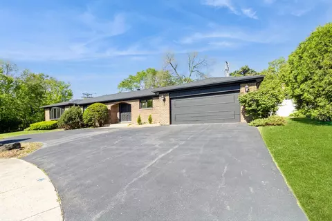 26 Marina Dr, Des Plaines, IL 60016