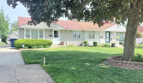 8923 S Main St, Hometown, IL 60456