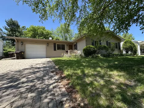 1322 Empire Ct, Freeport, IL 61032