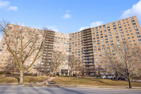 7033 N Kedzie Ave #908, Chicago, IL 60645