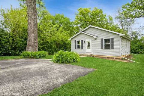 2916 Hickory Dr, Mccullom Lake, IL 60050