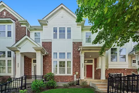 525 Plaza Pl, Aurora, IL 60504