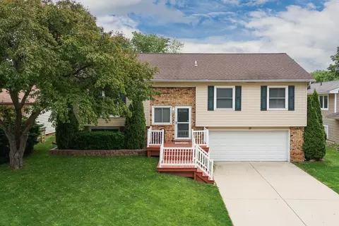 18 Yew Ct, Bloomington, IL 61701
