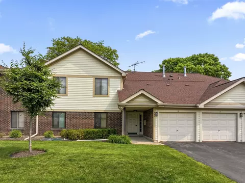 840 E Coach Rd #8, Palatine, IL 60074