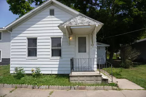 143 W Scott St, Seneca, IL 61360