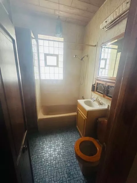 Bath - 4001 S Albany Ave, Chicago, IL 60632 photo 1 of 1