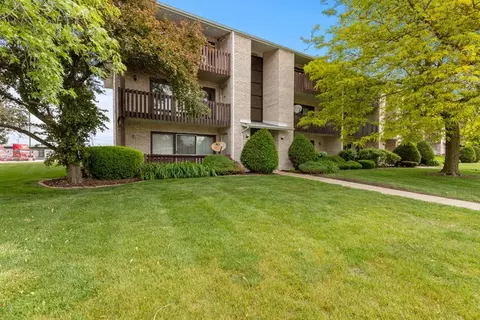 5057 Briartree Ln #103, Burbank, IL 60459