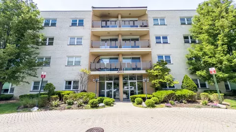 8210 Elmwood Ave #106, Skokie, IL 60077